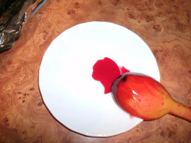 Melasa din sfecla rosie - Cu o lingura testam siropul. Daca, atunci cand picuram acesta se prelinge greoi si este mai vascos inseamna ca e gata.